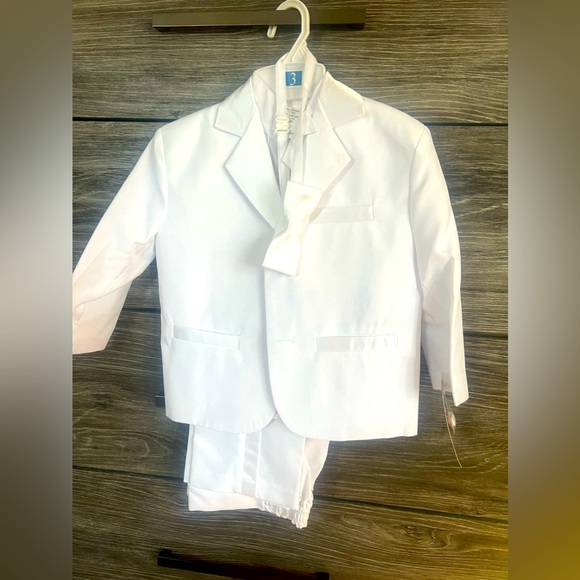 Childrens 5 pc suit. Size 3. Comes w/ jacket,vest,shirt, pants & bow tie. BNWT - Picture 1 of 2